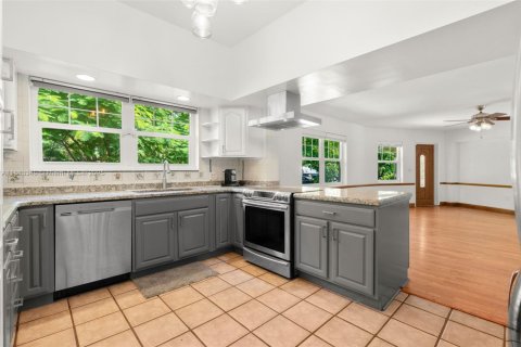 House in Pompano Beach, Florida 4 bedrooms, 246.01 sq.m. № 1930320 - photo 7