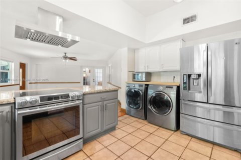 House in Pompano Beach, Florida 4 bedrooms, 246.01 sq.m. № 1930320 - photo 27