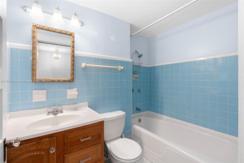 House in Pompano Beach, Florida 4 bedrooms, 246.01 sq.m. № 1930320 - photo 16