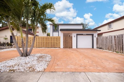 Villa ou maison à vendre à Miami, Floride: 4 chambres, 145.67 m2 № 1967869 - photo 1