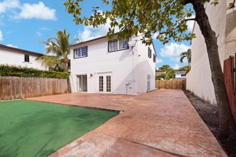 Villa ou maison à vendre à Miami, Floride: 4 chambres, 145.67 m2 № 1967869 - photo 2