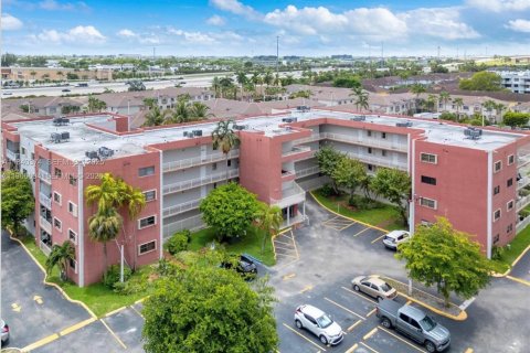 Condominio en alquiler en Miami, Florida, 2 dormitorios, 91.6 m2 № 2028298 - foto 3