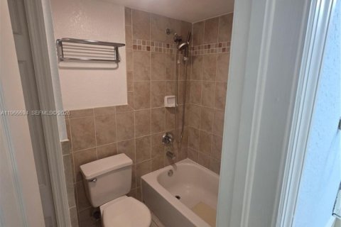 Condominio en alquiler en Miami, Florida, 2 dormitorios, 91.6 m2 № 2028298 - foto 30