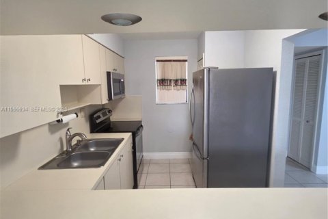 Condominio en alquiler en Miami, Florida, 2 dormitorios, 91.6 m2 № 2028298 - foto 14