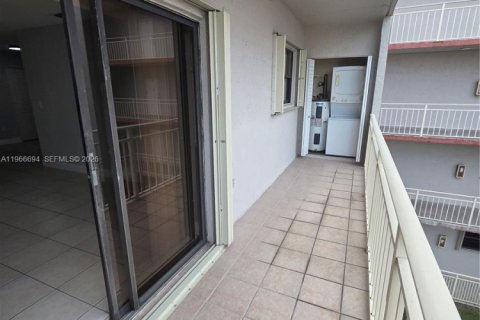 Condominio en alquiler en Miami, Florida, 2 dormitorios, 91.6 m2 № 2028298 - foto 20