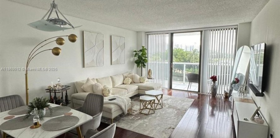 Кондоминиум с 1 спальней в Авентура, Флорида № 1926990