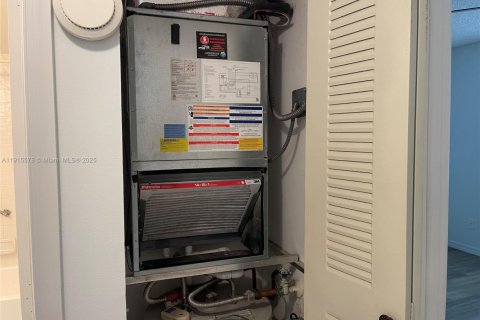 Condo in Sunrise, Florida, 2 bedrooms  № 1971773 - photo 27