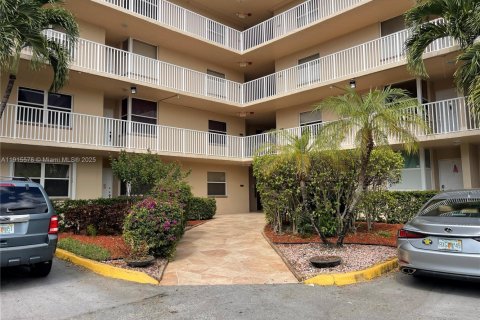 Condo in Sunrise, Florida, 2 bedrooms  № 1971773 - photo 1