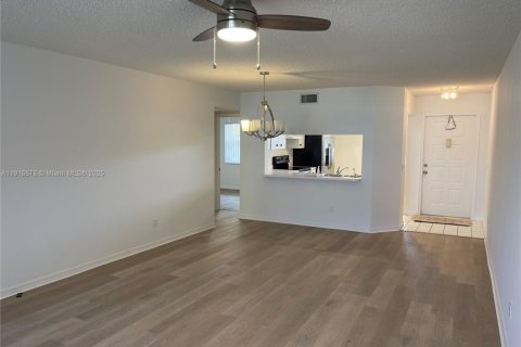 Condo in Sunrise, Florida, 2 bedrooms  № 1971773 - photo 11