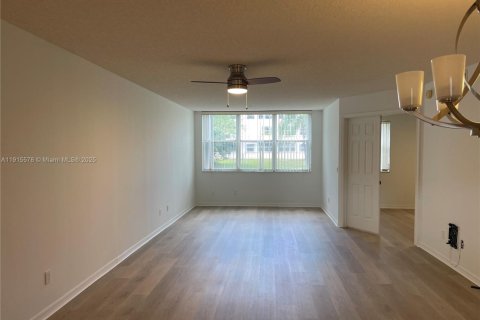 Condo in Sunrise, Florida, 2 bedrooms  № 1971773 - photo 13