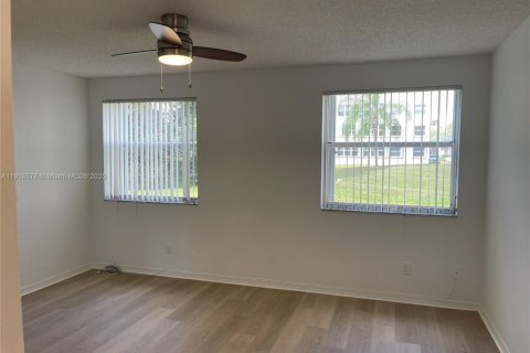 Condo in Sunrise, Florida, 2 bedrooms  № 1971773 - photo 16