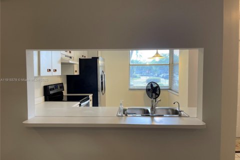 Condo in Sunrise, Florida, 2 bedrooms  № 1971773 - photo 7