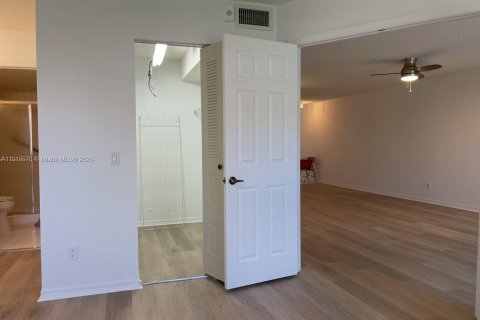 Condo in Sunrise, Florida, 2 bedrooms  № 1971773 - photo 17