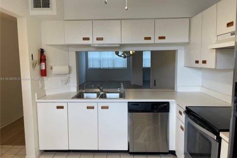 Condo in Sunrise, Florida, 2 bedrooms  № 1971773 - photo 5