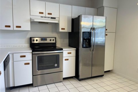 Condo in Sunrise, Florida, 2 bedrooms  № 1971773 - photo 4