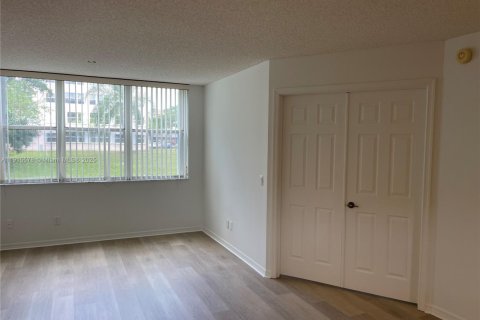 Condo in Sunrise, Florida, 2 bedrooms  № 1971773 - photo 14