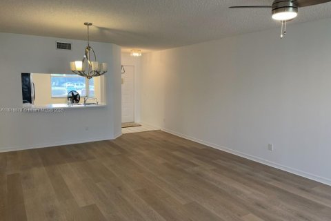 Condo in Sunrise, Florida, 2 bedrooms  № 1971773 - photo 12