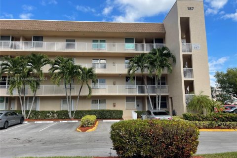 Condo in Sunrise, Florida, 2 bedrooms  № 1971773 - photo 2