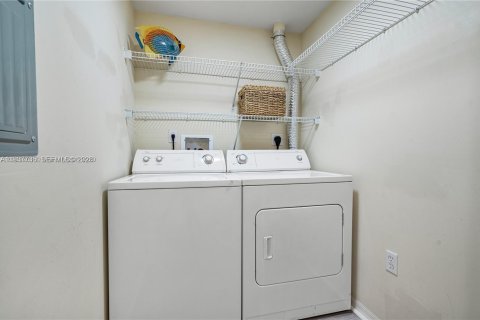 Купить кондоминиум в Форт-Лодердейл, Флорида 3 спальни, 142.05м2, № 1995378 - фото 15