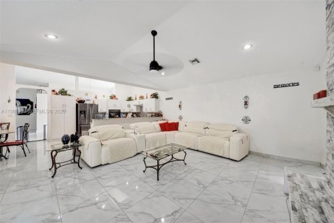 Купить виллу или дом в Корал-Спрингс, Флорида 4 спальни, 236.71м2, № 2046561 - фото 14