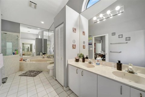 Купить виллу или дом в Корал-Спрингс, Флорида 4 спальни, 236.71м2, № 2046561 - фото 23