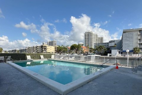 Condo in North Miami Beach, Florida, 1 bedroom  № 1756019 - photo 18