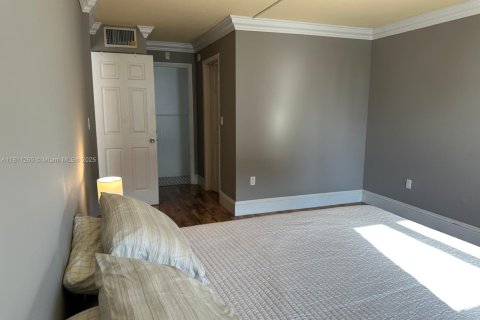 Condo in North Miami Beach, Florida, 1 bedroom  № 1756019 - photo 12