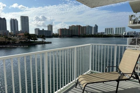 Condo in North Miami Beach, Florida, 1 bedroom  № 1756019 - photo 1