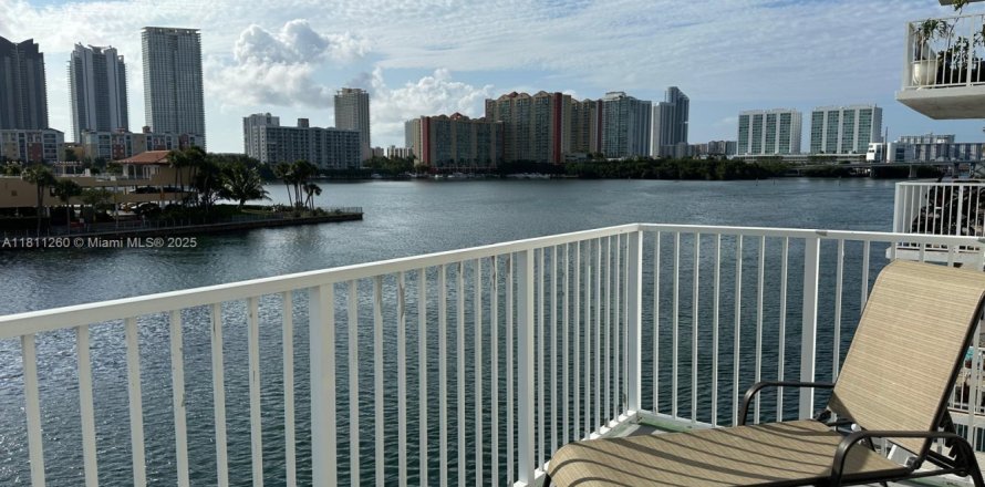 Condo in North Miami Beach, Florida, 1 bedroom  № 1756019