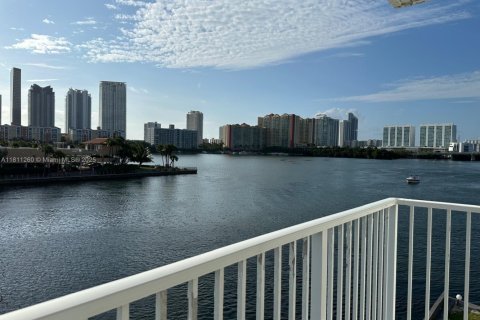 Condo in North Miami Beach, Florida, 1 bedroom  № 1756019 - photo 5