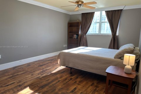 Condo in North Miami Beach, Florida, 1 bedroom  № 1756019 - photo 10