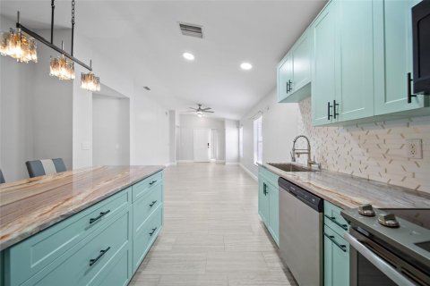 House in Riverview, Florida 4 bedrooms, 148.64 sq.m. № 1757024 - photo 5