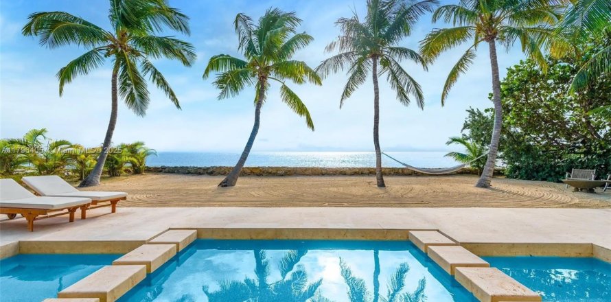 House in Key Largo, Florida 3 bedrooms, 477.52 sq.m. № 1737777