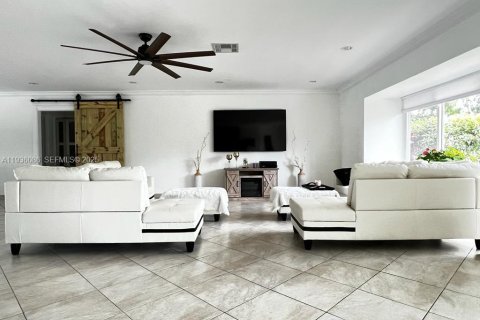 House in Delray Beach, Florida 3 bedrooms, 248.42 sq.m. № 1994173 - photo 11