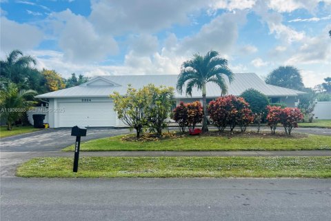 House in Delray Beach, Florida 3 bedrooms, 248.42 sq.m. № 1994173 - photo 1