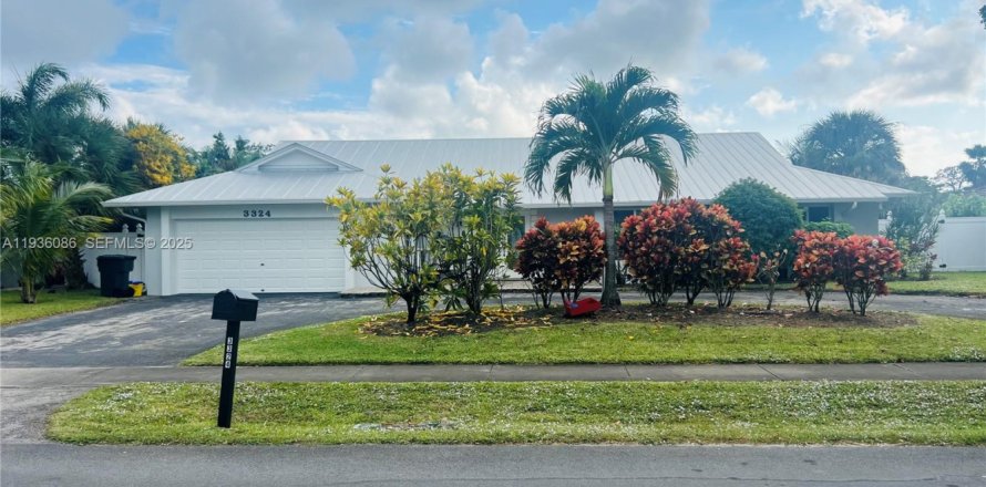 House in Delray Beach, Florida 3 bedrooms, 248.42 sq.m. № 1994173