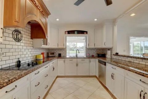 House in Delray Beach, Florida 3 bedrooms, 248.42 sq.m. № 1994173 - photo 9