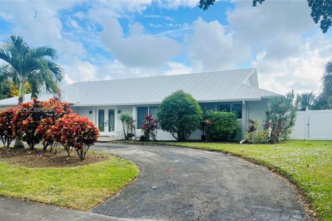 House in Delray Beach, Florida 3 bedrooms, 248.42 sq.m. № 1994173 - photo 2