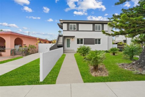 House in Miami, Florida 3 bedrooms, 162.02 sq.m. № 2002570 - photo 23