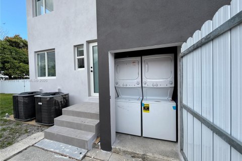 House in Miami, Florida 3 bedrooms, 162.02 sq.m. № 2002570 - photo 15