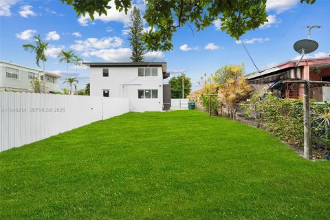 House in Miami, Florida 3 bedrooms, 162.02 sq.m. № 2002570 - photo 16