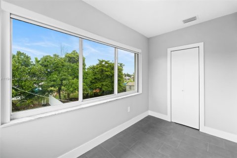 House in Miami, Florida 3 bedrooms, 162.02 sq.m. № 2002570 - photo 14