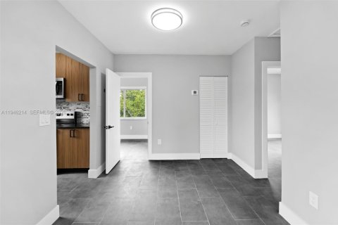 House in Miami, Florida 3 bedrooms, 162.02 sq.m. № 2002570 - photo 7