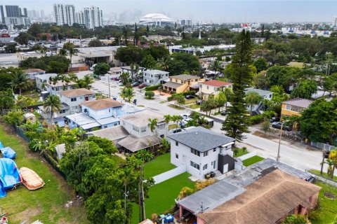 House in Miami, Florida 3 bedrooms, 162.02 sq.m. № 2002570 - photo 21