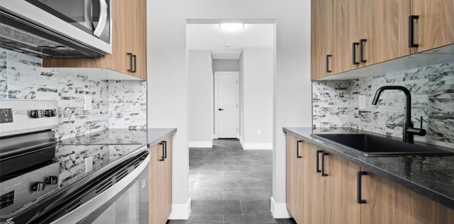 House in Miami, Florida 3 bedrooms, 162.02 sq.m. № 2002570