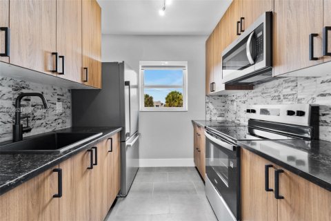 House in Miami, Florida 3 bedrooms, 162.02 sq.m. № 2002570 - photo 2