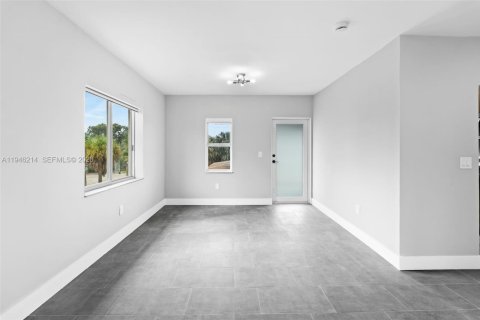 House in Miami, Florida 3 bedrooms, 162.02 sq.m. № 2002570 - photo 5