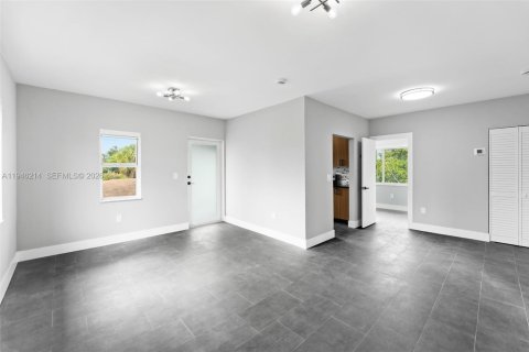 House in Miami, Florida 3 bedrooms, 162.02 sq.m. № 2002570 - photo 3