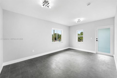 House in Miami, Florida 3 bedrooms, 162.02 sq.m. № 2002570 - photo 6