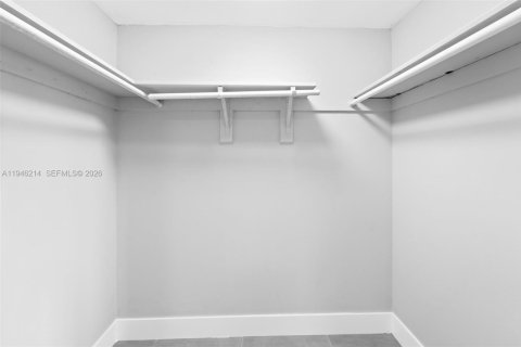 House in Miami, Florida 3 bedrooms, 162.02 sq.m. № 2002570 - photo 20